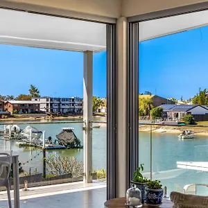 Luxurious Waterfront 5 Bedroom Coastal Retreat On Amarina Holiday home